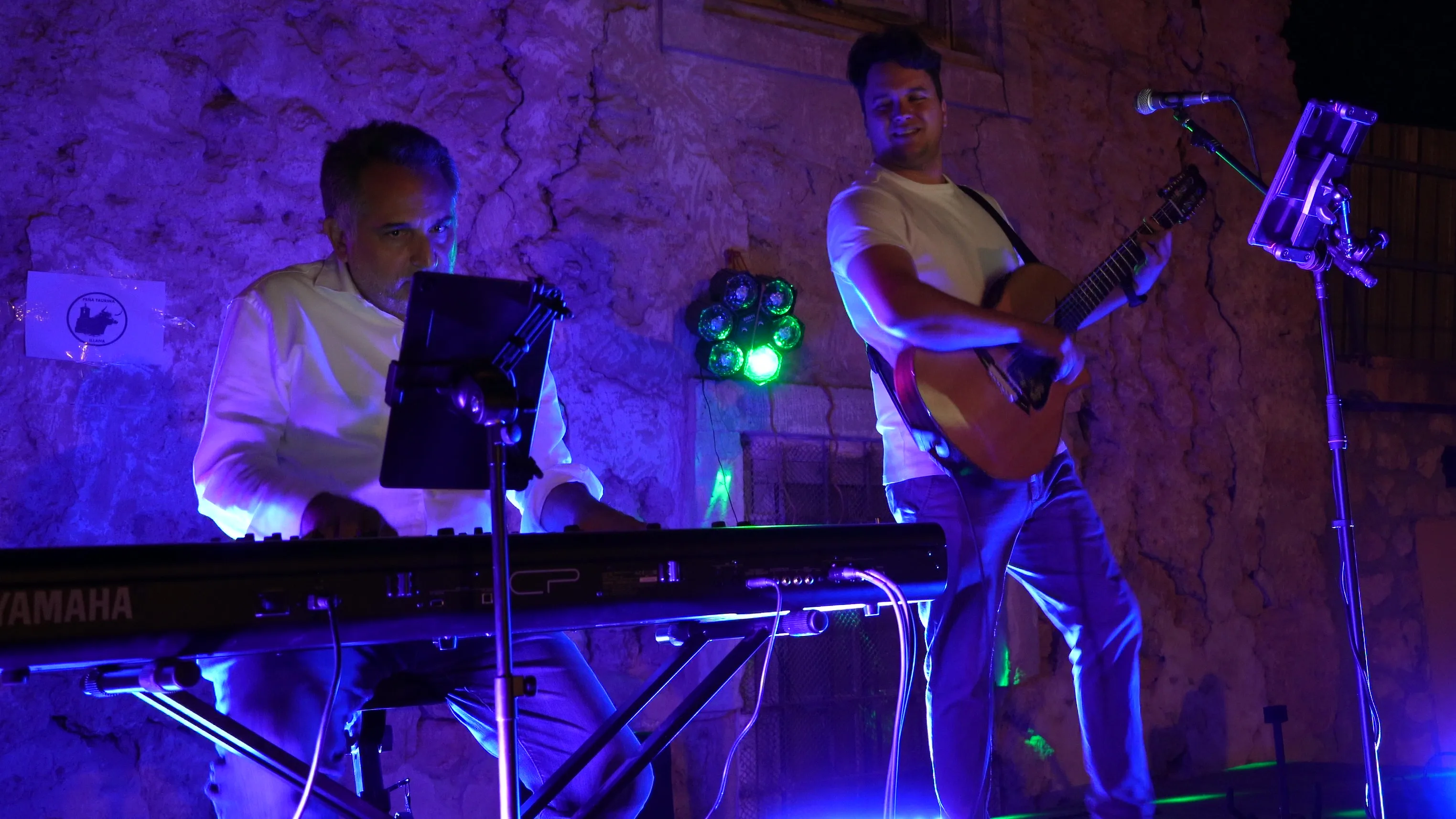 Dúo Unfrontier Music con guitarra, piano y voz durante su actuación en Illana