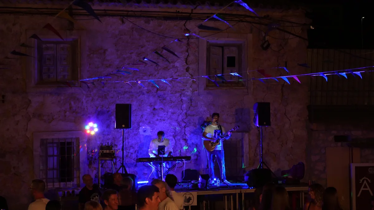 Escenario y público durante la actuación de Unfrontier Music en Illana