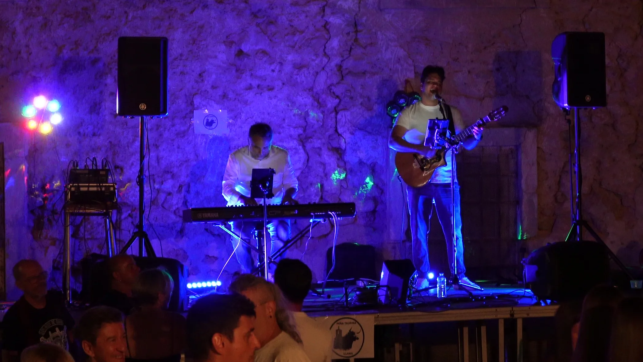 Unfrontier Music interpretando música en directo en Illana