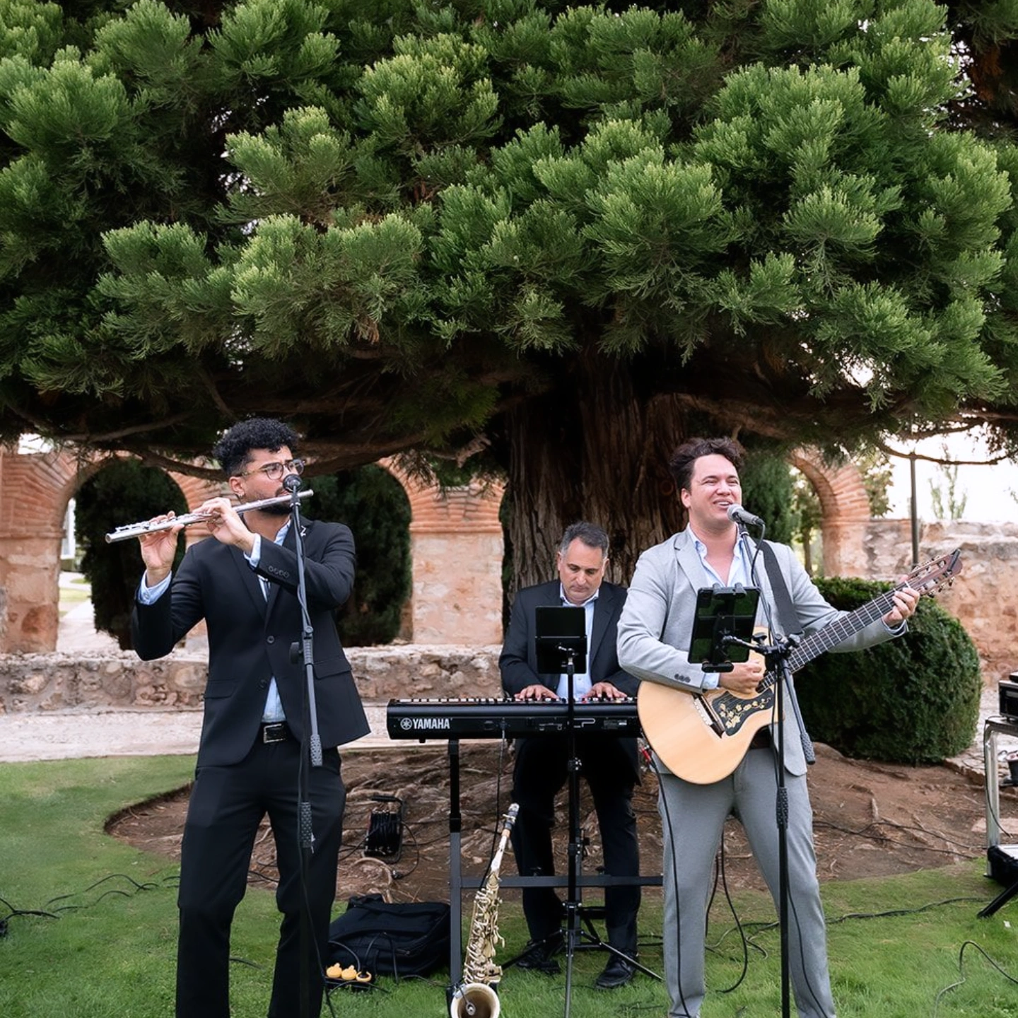 Música en directo de Unfrontier durante una boda en Los Claustros de Ayllón