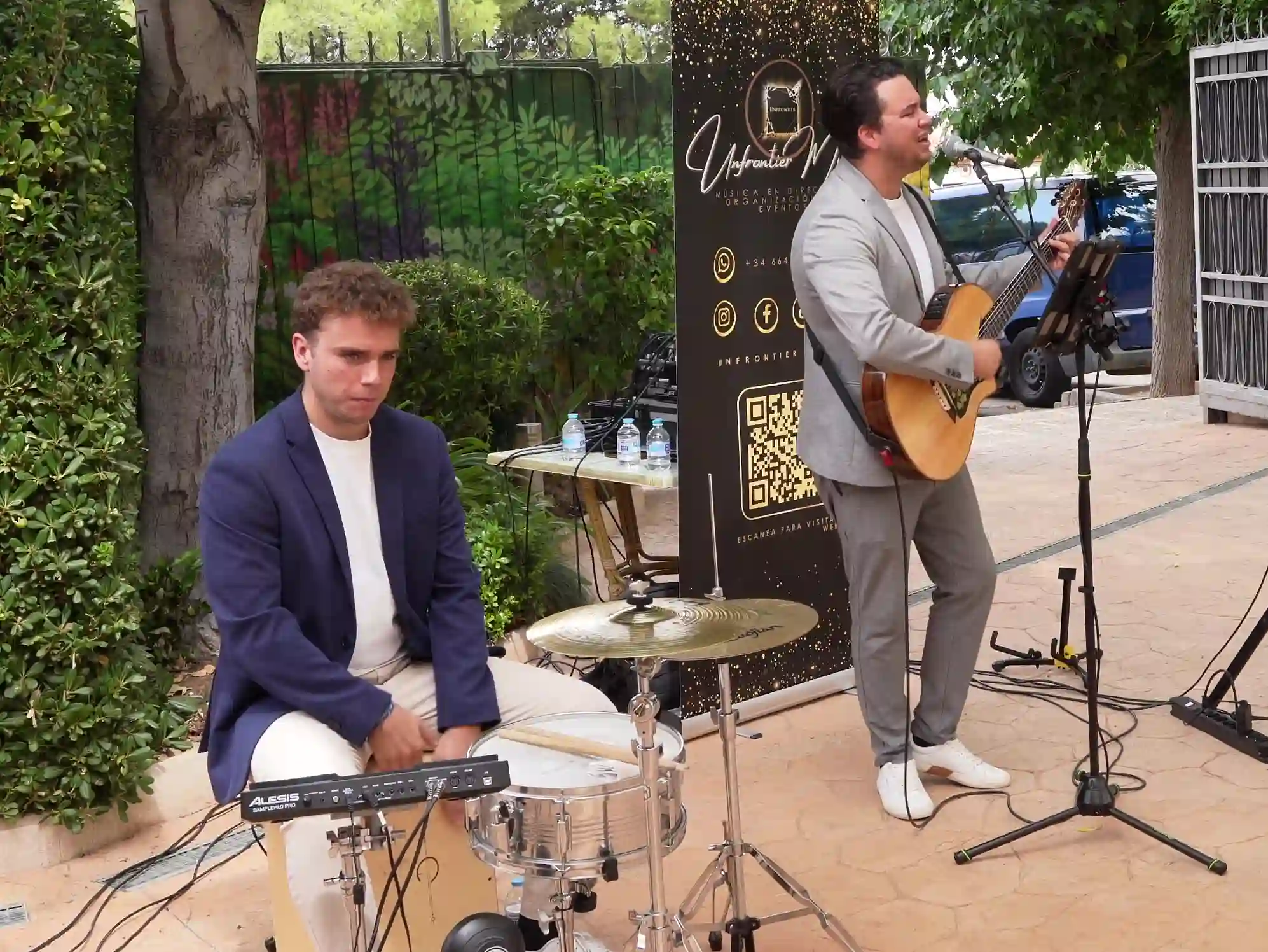 Dúo de Unfrontier actuando en un evento
