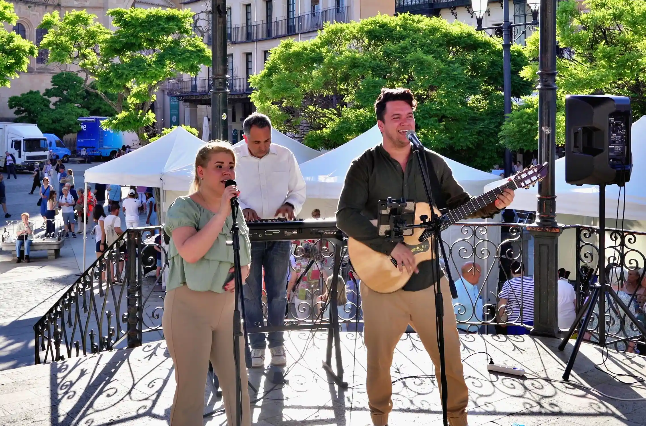 Trío de Unfrontier actuando en un evento